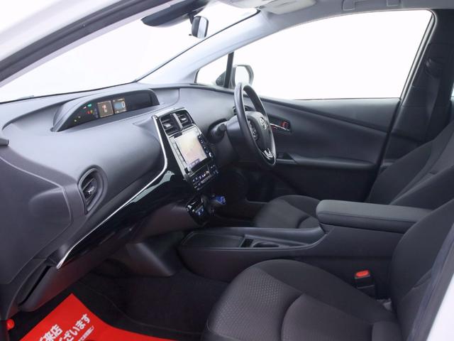 プリウス Ｓ　後期　セーフティセンス　新品フルエアロ　新品ホイール　新品タイヤ　新品ローダウン　新品ＬＥＤデイライト　クリアランスソナー　純正８型ディスプレーオーディオ　バックカメラ　ＡＣ１００Ｖコンセント（17枚目）