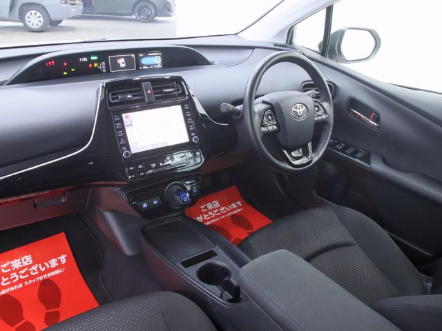 プリウス Ｓ　後期　セーフティセンス　新品フルエアロ　新品ホイール　新品タイヤ　新品ローダウン　新品ＬＥＤデイライト　クリアランスソナー　純正８型ディスプレーオーディオ　バックカメラ　ＡＣ１００Ｖコンセント（18枚目）