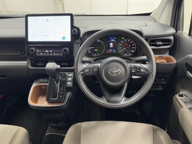 シエンタ ハイブリッドＧ　サポカー　地デジテレビ　ドライブレコーダー　メモリナビ　クルーズコントロール　Ｗ電動ドア　ＬＥＤ　ＶＳＣ　ＥＴＣ　キーフリー　ミュージックプレイヤー接続可　３列シート　アイドリングストップ　ＡＢＳ（4枚目）