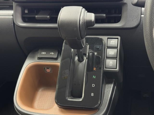 シエンタ ハイブリッドＧ　サポカー　地デジテレビ　ドライブレコーダー　メモリナビ　クルーズコントロール　Ｗ電動ドア　ＬＥＤ　ＶＳＣ　ＥＴＣ　キーフリー　ミュージックプレイヤー接続可　３列シート　アイドリングストップ　ＡＢＳ（9枚目）