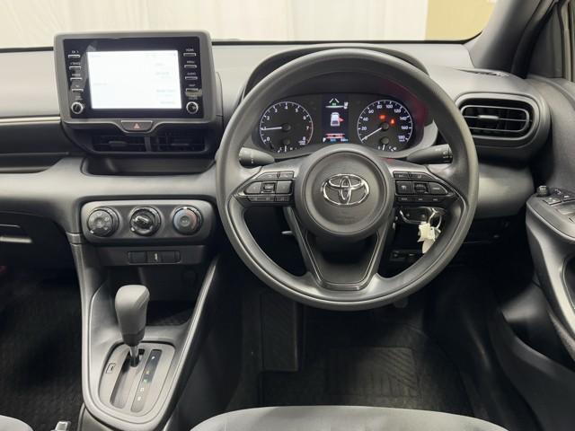 ヤリス Ｘ　被害軽減ブレーキ　ドラレコ付　キーレスエントリー　ミュージックプレイヤー接続可　クルーズコントロール　ＥＴＣ車載器　ＥＳＣ　サイドエアバッグ　メモリーナビ　パワーステアリング　エアバック　ＡＢＳ　ナビ（4枚目）