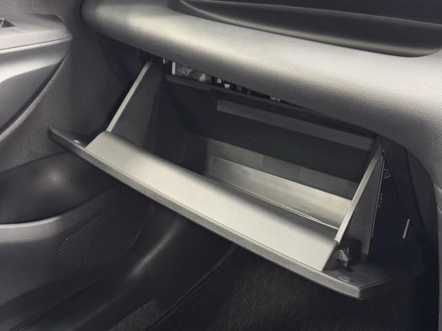 ヤリス Ｘ　被害軽減ブレーキ　ドラレコ付　キーレスエントリー　ミュージックプレイヤー接続可　クルーズコントロール　ＥＴＣ車載器　ＥＳＣ　サイドエアバッグ　メモリーナビ　パワーステアリング　エアバック　ＡＢＳ　ナビ（8枚目）