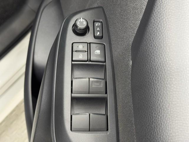 ヤリス Ｘ　被害軽減ブレーキ　ドラレコ付　キーレスエントリー　ミュージックプレイヤー接続可　クルーズコントロール　ＥＴＣ車載器　ＥＳＣ　サイドエアバッグ　メモリーナビ　パワーステアリング　エアバック　ＡＢＳ　ナビ（9枚目）