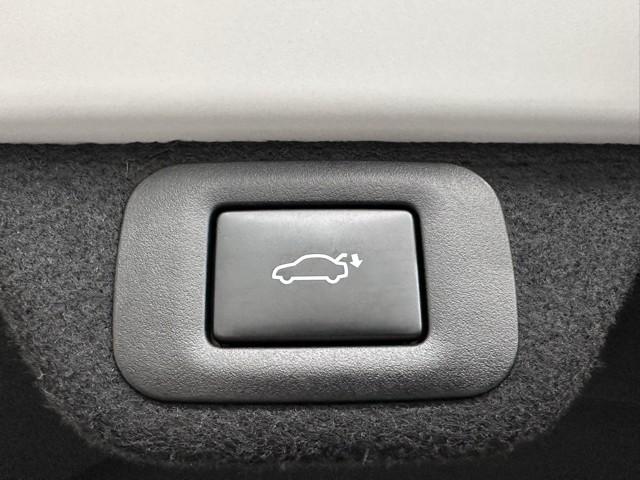 クラウンクロスオーバー RSアドバンスド 衝突回避 サンル-フ オートクルーズコントロール 横滑り防止 フルセグTV パワーシート レザーシート LED アルミホイール AC100V スマートキー ナビ&TV ABS フルオートエアコン(19枚目)