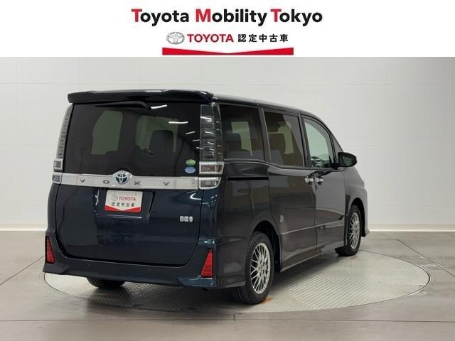 ヴォクシー ハイブリッドＺＳ　煌ＩＩＩ　ドライブレコーダ　アイドリングストップ　地デジＴＶ　リヤカメラ　１オナ車　Ｗエアコン　スマートキー　ミュージックプレイヤー接続可　ＤＶＤ再生可　クルコン　ＶＳＣ　キーレス　アルミホイール　ナビ＆ＴＶ（2枚目）