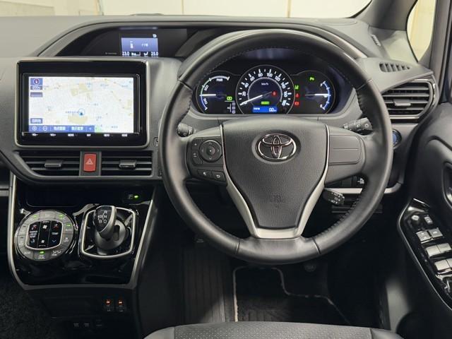 ヴォクシー ハイブリッドＺＳ　煌ＩＩＩ　ドライブレコーダ　アイドリングストップ　地デジＴＶ　リヤカメラ　１オナ車　Ｗエアコン　スマートキー　ミュージックプレイヤー接続可　ＤＶＤ再生可　クルコン　ＶＳＣ　キーレス　アルミホイール　ナビ＆ＴＶ（4枚目）