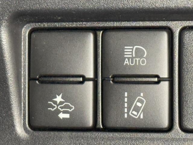 ヴォクシー ハイブリッドＺＳ　煌ＩＩＩ　ドライブレコーダ　アイドリングストップ　地デジＴＶ　リヤカメラ　１オナ車　Ｗエアコン　スマートキー　ミュージックプレイヤー接続可　ＤＶＤ再生可　クルコン　ＶＳＣ　キーレス　アルミホイール　ナビ＆ＴＶ（11枚目）