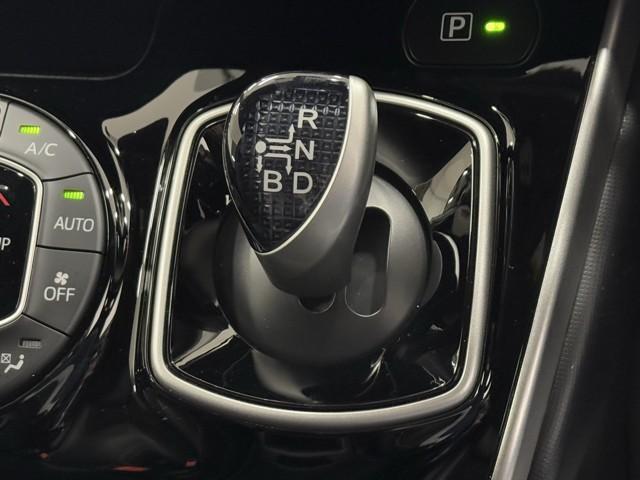 ヴォクシー ハイブリッドＺＳ　煌ＩＩＩ　ドライブレコーダ　アイドリングストップ　地デジＴＶ　リヤカメラ　１オナ車　Ｗエアコン　スマートキー　ミュージックプレイヤー接続可　ＤＶＤ再生可　クルコン　ＶＳＣ　キーレス　アルミホイール　ナビ＆ＴＶ（13枚目）