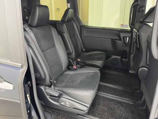 ヴォクシー ハイブリッドＺＳ　煌ＩＩＩ　ドライブレコーダ　アイドリングストップ　地デジＴＶ　リヤカメラ　１オナ車　Ｗエアコン　スマートキー　ミュージックプレイヤー接続可　ＤＶＤ再生可　クルコン　ＶＳＣ　キーレス　アルミホイール　ナビ＆ＴＶ（18枚目）