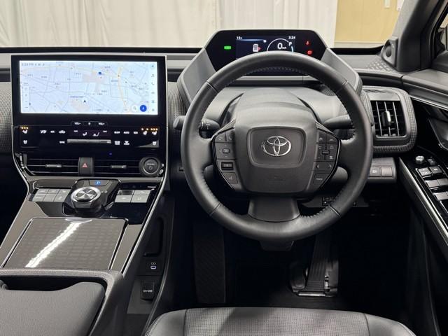 シックな色使いの運転席周りですね。すっきりとしたデザインで上品な色使いです。居心地の良い運転席、長く座ってられるリラックスできるデザインがいいですね。