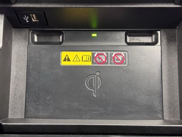 わざわざケーブルを差し込まないでもスマートフォン側がワイヤレス対応していればスマートフォンなどをワイヤレス充電できます。