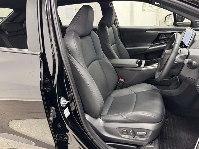 高めのヒップポイントのゆったりとしたシートです。　足腰に負担が掛かる乗り降りが楽になりますよ。　快適なドライブを楽しむ為にも長く座っていられるシートがいいですね。