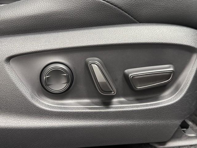 スイッチ一つでシート調整可能な電動パワーシートです。　細かい調整ができるので、何時でも思い通りのポジションが取れますね。