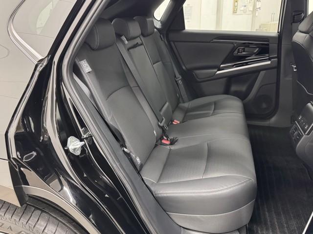 足元広々の座り心地良好、後席ですよ。　ドライビング中、長い間同じ体勢で居るのって大変ですよね。　長く座っているものだから、リラックスできるシートがいいですよね。