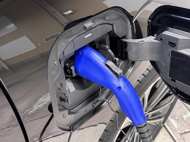 ＰＨＥＶならでは、外部から電気を充電して車を動かすことが出来ますよ。詳しくはスタッフまでお問合せ下さい。