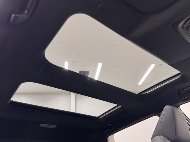 明るさが室内に溢れるムーンルーフですね。　暗い車内でも外の天候関係なく明るい光を取り入れることが出来ますね。　気持ちよくドライビングできますよ。