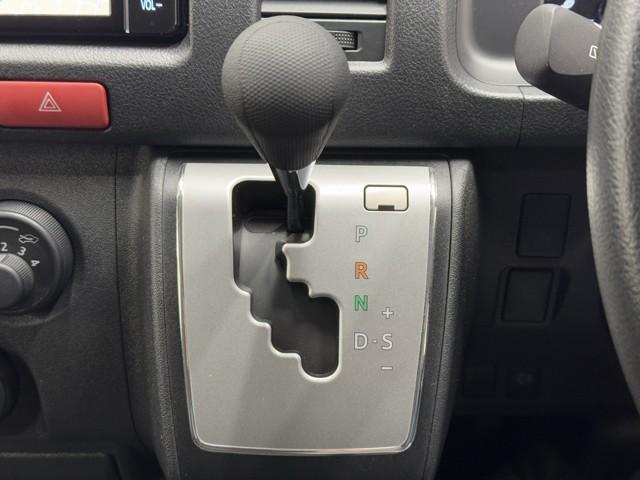 ハイエースバン DX AC100V電源 プリクラッシュセーフティ メンテナンスノート ドラレコ エアバック フルセグTV リモコンキー パワーステアリング セキュリティーアラーム ミュージックプレイヤー接続可 メモリナビ(13枚目)