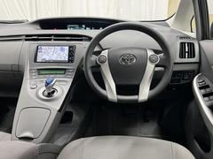 センターメーターです。メーターがセンターに有ると運転時、メーターへの視線移動が少なく済むので見易いですよ。 4