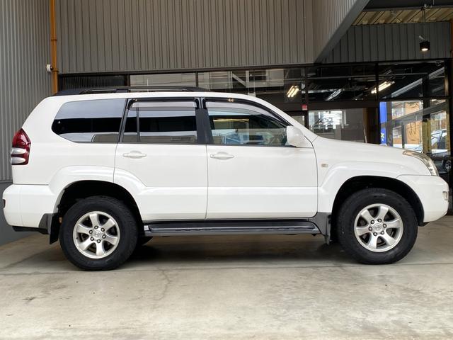 ランドクルーザープラド TXリミテッド60thスペシャルエディション 【サンルーフ】【8人乗り】【デュアルエアコン】【パールホワイト】【ノーマル車高】【FD-classic126 丸目ベース車両にも】【今ならお好きな仕様やボディカラーでオーダーカスタムが可能です】(6枚目)