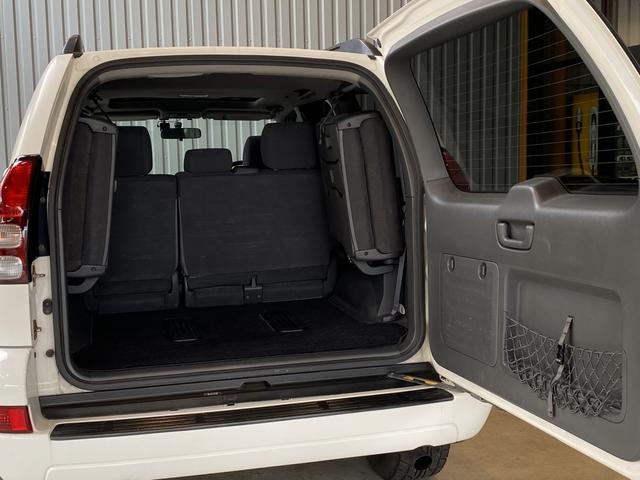 ランドクルーザープラド TXリミテッド60thスペシャルエディション 【サンルーフ】【8人乗り】【デュアルエアコン】【パールホワイト】【ノーマル車高】【FD-classic126 丸目ベース車両にも】【今ならお好きな仕様やボディカラーでオーダーカスタムが可能です】(11枚目)