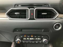 オート式エアコンは操作性が良好です。運転席と助手席にはシートヒーターが装備されており、座面と背もたれをすばやく温め、寒い時期にも快適な運転環境を提供します。 7