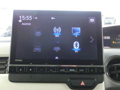 ナビはホンダ純正９インチメモリーナビが装着されております。ラジオ、ＣＤ／ＤＶＤ、ＴＶ、Ｂｌｕｅｔｏｏｔｈオーディオ等がご使用いただけます。多彩な音源と安心のナビゲーションでドライブを快適にサポート♪ 3