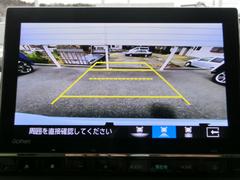 リアカメラが装備されているので、バックにギアを入れればカーナビの画面に映像が連動します。駐車が苦手な方でも大画面にガイドラインで安心駐車。 4