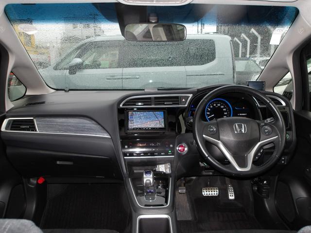 シャトル ハイブリッドＺ　弊社下取ワンオーナー車　パナソニックＢｌｕｅｔｏｏｔｈ接続対応メモリーナビ　リアカメラ　クルーズコントロール　シートヒーター　ＬＥＤヘッドライト（3枚目）