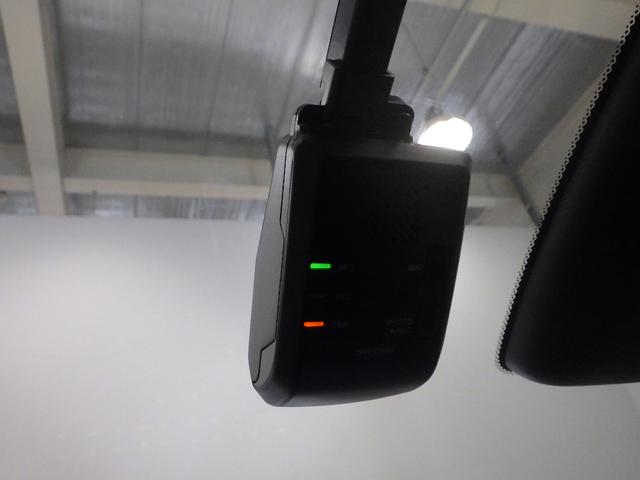 フィット e:HEVホーム 元当社試乗車 ブルートゥース 禁煙車 バックカメラ ドライブレコーダー ETC スマートキー LEDヘッドライト フルセグ 助手席エアバッグ 運転席エアバッグ 1オナ アイドリングストップ ABS(5枚目)