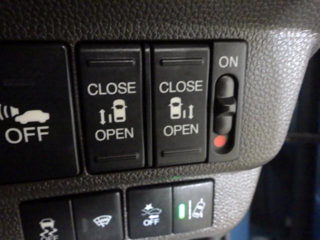 フリードハイブリッド ハイブリッド・Gホンダセンシング 禁煙車 9inナビ Rカメラ 社外アルミ 両側パワスラ LED クルコン VSA 軽減ブレーキ キーフリーシステム 記録簿 DVD再生可能 ECON 後カメラ Aクルーズ 地デジフルセグTV 横滑防止(12枚目)