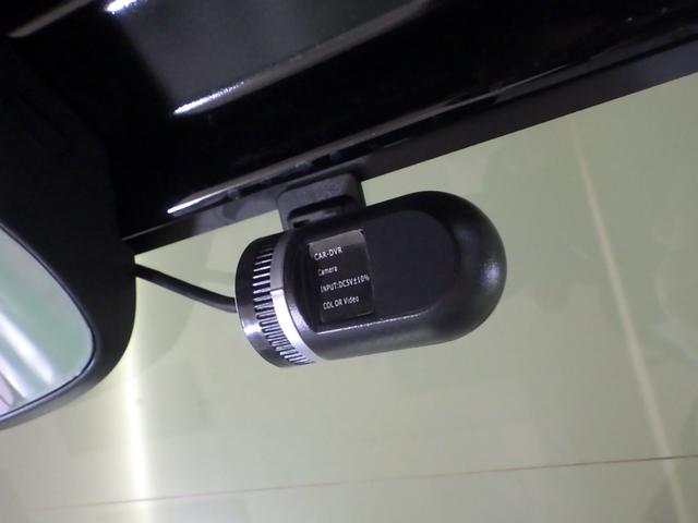 後方の状況やあおり運転などもしっかり記録するリヤドライブレコーダーも完備。