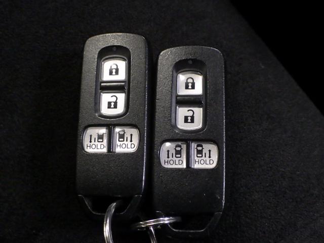 スマートキー付！キーを取り出さなくてもドアロックの施錠・開錠、エンジンの始動が出来ます！雨の日や荷物の多い日にとても便利ですね♪