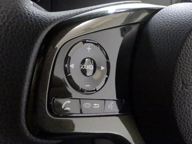 ハンドルにオーディオの操作スイッチが装備されています！視線を前方から外さずハンドルから手を離さずに操作できるのでとっても安全ですね♪