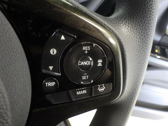 ハンドル右側にはクルーズコントロールのスイッチが装備され運転中の操作も安心して行えます！