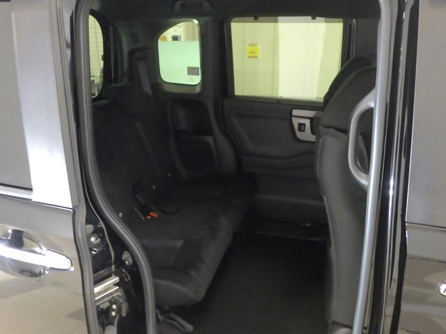 リアシートもゆったり快適に座っていただけますので、後部座席にお乗りの大切な方も楽しくドライブに参加していただけます。