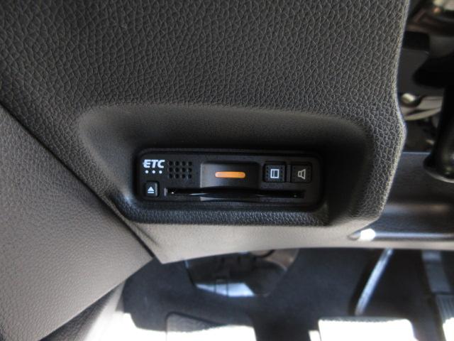 フィットハイブリッド Ｌホンダセンシング　ホンダセンシング　６エアバック　ＬＥＤ　スマートキー　ドアバイザー　ワンオーナー　禁煙車　ナビ　Ｒカメラ　フルセグ　ブルートゥース　サウンドコンテナー　フルセグ　ＥＴＣ　ＤＶＤ　ＣＤ　ドアバイザー（4枚目）