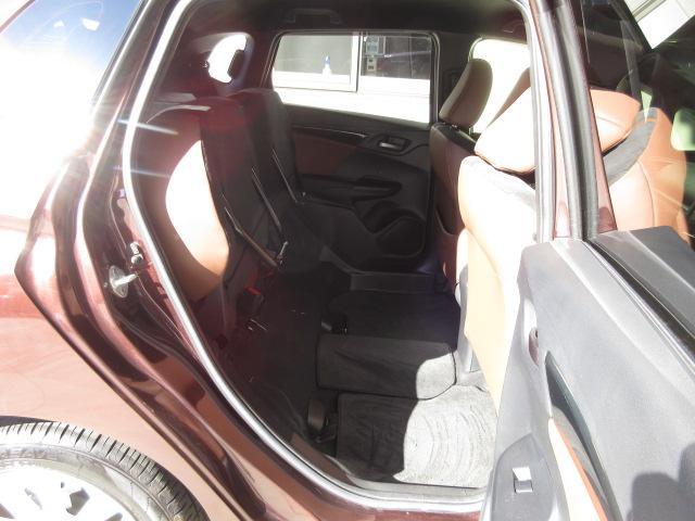 フィットハイブリッド Ｌホンダセンシング　ホンダセンシング　６エアバック　ＬＥＤ　スマートキー　ドアバイザー　ワンオーナー　禁煙車　ナビ　Ｒカメラ　フルセグ　ブルートゥース　サウンドコンテナー　フルセグ　ＥＴＣ　ＤＶＤ　ＣＤ　ドアバイザー（16枚目）