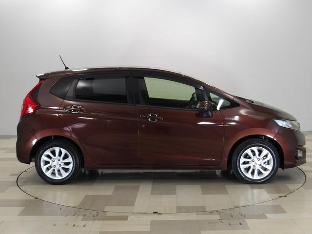 フィットハイブリッド Ｌホンダセンシング　ホンダセンシング　６エアバック　ＬＥＤ　スマートキー　ドアバイザー　ワンオーナー　禁煙車　ナビ　Ｒカメラ　フルセグ　ブルートゥース　サウンドコンテナー　フルセグ　ＥＴＣ　ＤＶＤ　ＣＤ　ドアバイザー（18枚目）