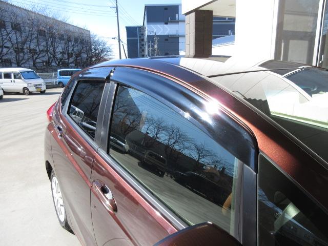 フィットハイブリッド Ｌホンダセンシング　ホンダセンシング　６エアバック　ＬＥＤ　スマートキー　ドアバイザー　ワンオーナー　禁煙車　ナビ　Ｒカメラ　フルセグ　ブルートゥース　サウンドコンテナー　フルセグ　ＥＴＣ　ＤＶＤ　ＣＤ　ドアバイザー（22枚目）