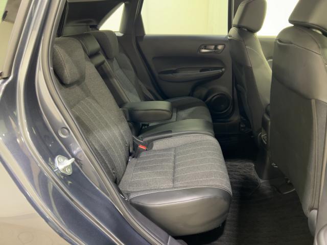 フィット ｅ：ＨＥＶホーム　前後誤発進抑制機能　マルチビュー　助手席エアバッグ　運転席エアバッグ　１オナ　アイドリングストップ　禁煙　ＬＥＤライト　ＡＢＳ　サイドエアバッグ　フルセグＴＶ　スマートキー　記録簿（9枚目）