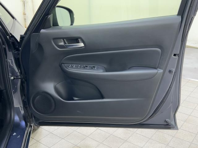 フィット ｅ：ＨＥＶホーム　前後誤発進抑制機能　マルチビュー　助手席エアバッグ　運転席エアバッグ　１オナ　アイドリングストップ　禁煙　ＬＥＤライト　ＡＢＳ　サイドエアバッグ　フルセグＴＶ　スマートキー　記録簿（12枚目）