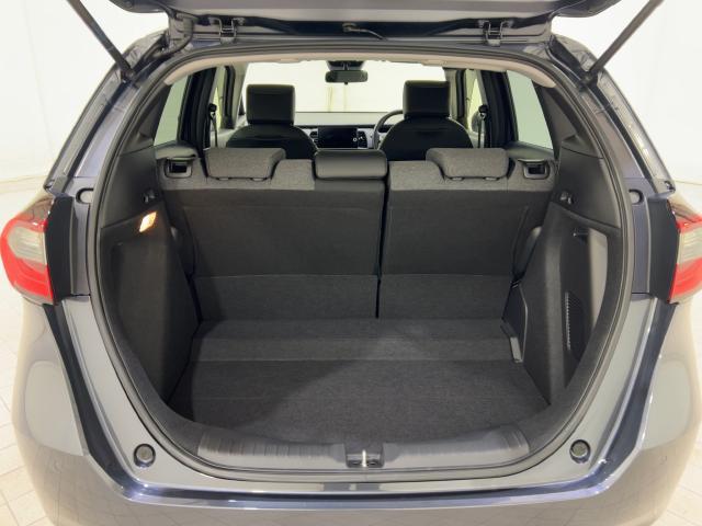 フィット ｅ：ＨＥＶホーム　前後誤発進抑制機能　マルチビュー　助手席エアバッグ　運転席エアバッグ　１オナ　アイドリングストップ　禁煙　ＬＥＤライト　ＡＢＳ　サイドエアバッグ　フルセグＴＶ　スマートキー　記録簿（24枚目）