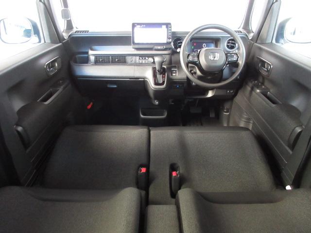 �h���C�o�[���ݍ��ނ悤�ɁA�f�B�X�v���[��X�C�b�`�A�R���\�[����z�u�B�������u�Ԃ���^�]�ւ̊��҂��I��Ԃ��̂��̂̐S�n�悳�ɂ�������Ă��܂��B