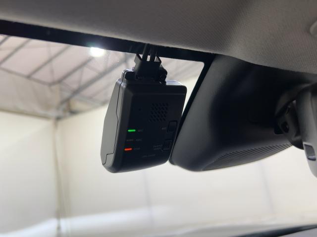 ヴェゼル ｅ：ＨＥＶＺ　衝突回避支援ブレーキ機能　１オナ　スマキ　フルオートエアコン　Ｄレコ　エアバッグ　両席エアバック　Ｒカメ　記録簿付　パワーウィンドウ　ＬＥＤランプ　クルーズＣ　ナビ＆ＴＶ　シートヒータ（52枚目）