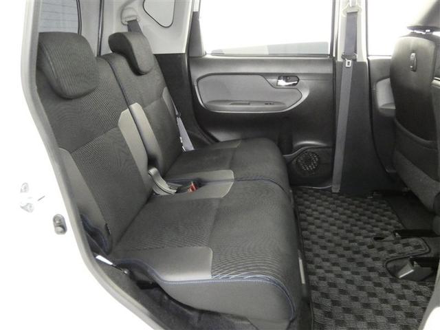 コンパクトながらリアシートもスペースをしっかり確保しています。