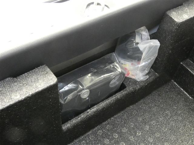 最近はパンク修理キットが標準ですね。タイヤの無い分軽量化と収納スペース確保できますね。