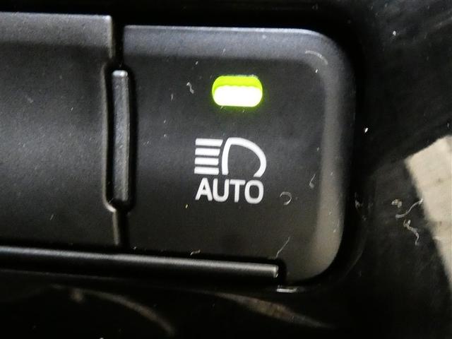 プリウス ＳセーフティプラスＩＩ　１００Ｖ電源　ミュージックプレイヤー接続可　アルミホイール　ＬＥＤヘッドランプ　記録簿　キーレス　盗難防止装置　ハイブリッド　オートクルーズコントロール　メモリーナビ　フルセグ（7枚目）