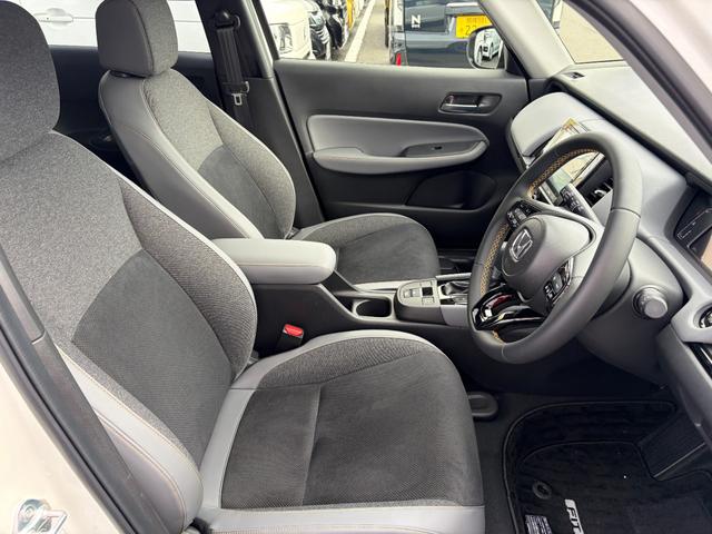 フィット RS 当社デモカー USBポート コーナーセンサー イモビライザー 地デジフルセグ リアカメラ LEDヘッドライト アイドリングストップ エアコン ETC車載器 キーレス スマートキー 横滑防止装置 ABS(7枚目)