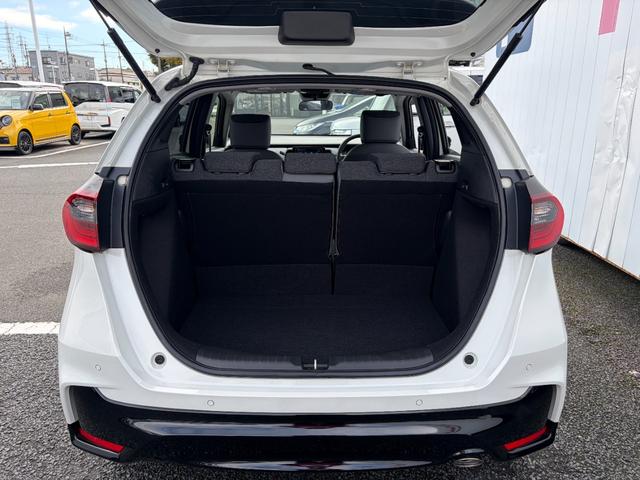 フィット RS 当社デモカー USBポート コーナーセンサー イモビライザー 地デジフルセグ リアカメラ LEDヘッドライト アイドリングストップ エアコン ETC車載器 キーレス スマートキー 横滑防止装置 ABS(10枚目)