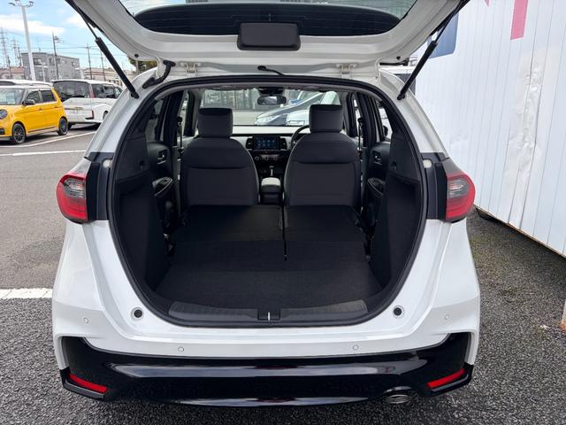 フィット RS 当社デモカー USBポート コーナーセンサー イモビライザー 地デジフルセグ リアカメラ LEDヘッドライト アイドリングストップ エアコン ETC車載器 キーレス スマートキー 横滑防止装置 ABS(11枚目)